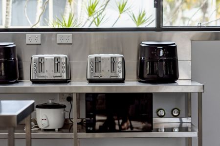 Wake Up! Hostels Byron Bay - kitchen facilities include an airfryer, free for guests to use.