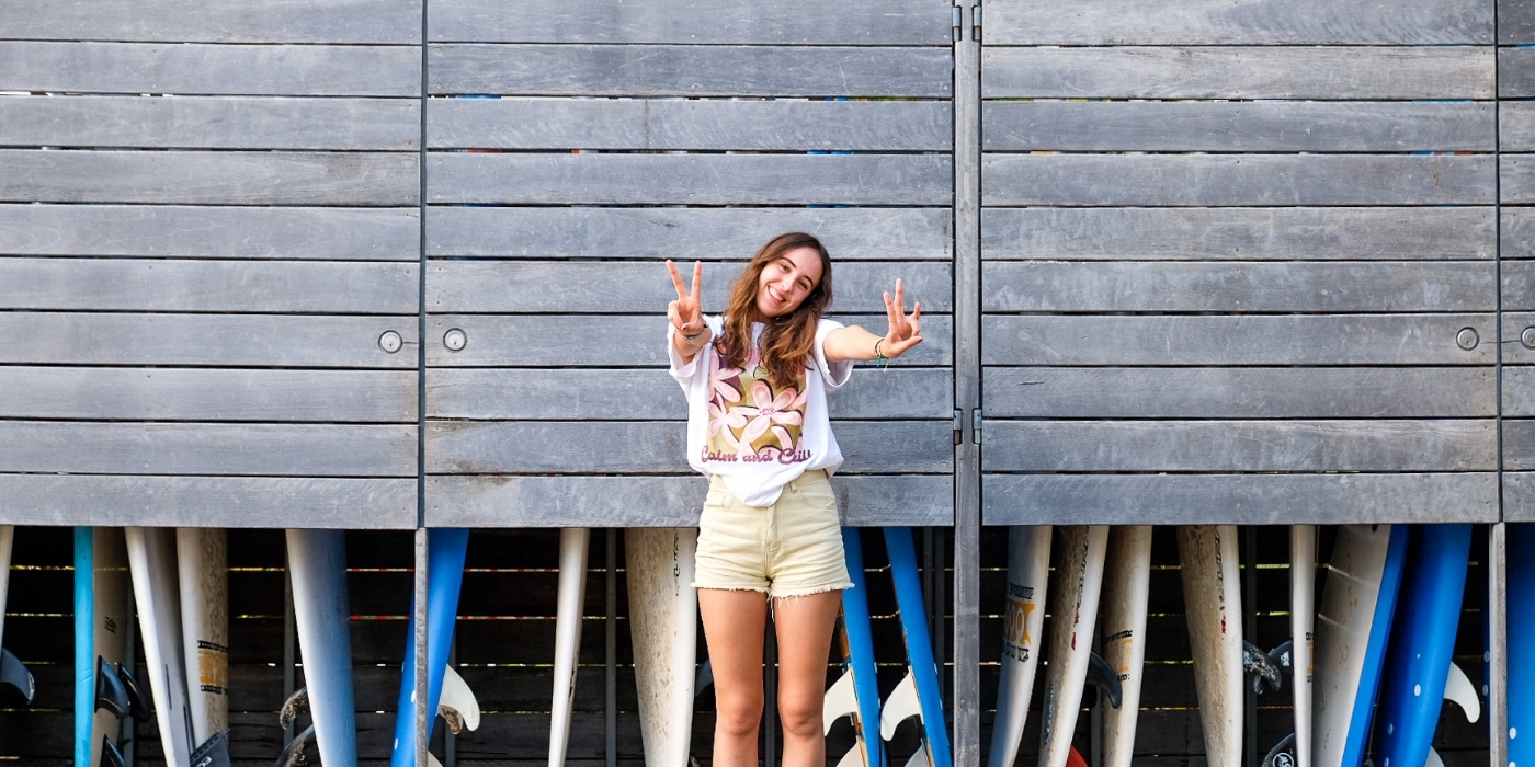 Welcome to Julie’s Australian Holiday Diary: the travel tales of a 20-year-old from the Netherlands who’s flown to Sydney, Australia on a Working Holiday visa. In this episode, Julie shares her experience making friends as a solo traveller backpacking Australia, and her tips and advice for others who may be feeling shy or nervous.